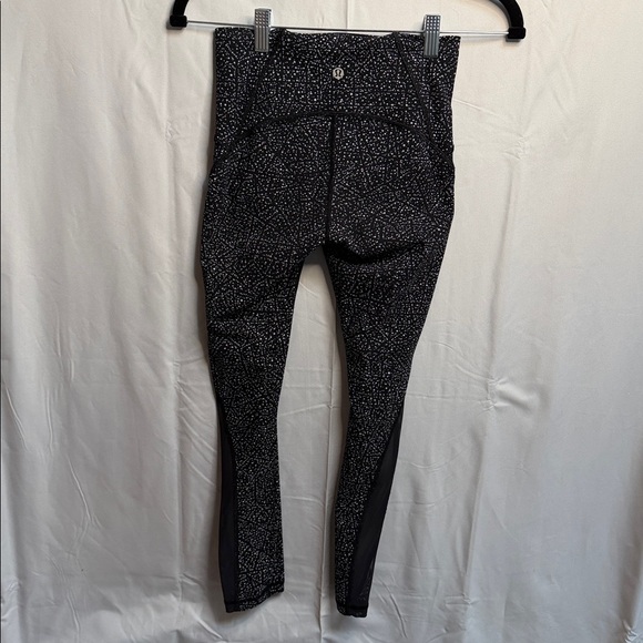 P05. Lululemon Train Times 7/8 Pant 25"
Size 4
Night View White Black / Black - Picture 5 of 8